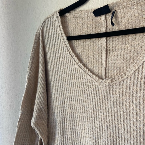 Urban Outfitters Waffle Knit Neutral Pullover Lightweight Oversized Top - Picture 4 of 8